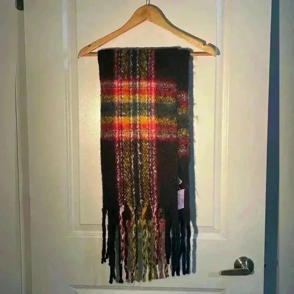 Plaid Pattern Oversized Scarf  / Shawl / Wrap with Fringe NWT - Picture 1 of 9